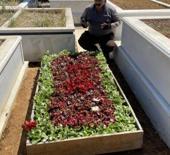 Kadir İnanır&rsquo;ın kabri &ccedil;i&ccedil;eklerle donatıldı
