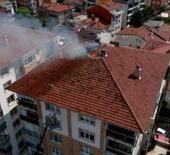 K&uuml;tahya'da binanın &ccedil;atısına yıldırım d&uuml;şt&uuml;, yangın &ccedil;ıktı