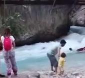 Saklıkent'te can pazarı: Suya d&uuml;şen anne ve &ccedil;ocuğu son anda kurtarıldı