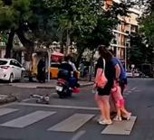 Yol vermeyen motorcuya skuter fırlattı: Hatalar zinciri pahalıya m&acirc;l oluyordu