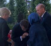 Emine Erdoğan, Macron'un elini &ouml;pmesine izin vermedi