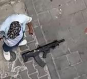 İzmir&rsquo;de sokak ortasında t&uuml;fekle dehşet sa&ccedil;an şehir magandaları kıskıvrak yakalandı
