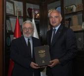 Bakan Ersoy, İslam K&uuml;lt&uuml;r, Sanat ve Tarih Araştırma Merkezi'ni ziyaret etti