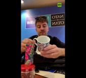 Alman gazeteci NATO'da kendisine verilen hediyeleri g&ouml;sterdi!