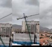 Şantiyedeki kule vin&ccedil; evlerin &uuml;zerine devrildi...