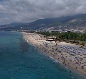 Alanya&rsquo;da hava sıcaklığı arttı, turistler soluğu &uuml;nl&uuml; plajlarda aldı