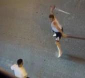 Sokak ortasındaki kavgada bu kez kılı&ccedil;lar &ccedil;ekildi: Mahalle savaş alanına d&ouml;nd&uuml;