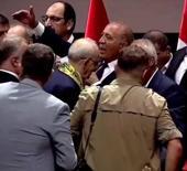 Kılı&ccedil;daroğlu rozet takarken sahneye &ccedil;ıkıp &ouml;n&uuml;ne gelene fır&ccedil;a attı: Lan, t&ouml;vbe Ya Rabbi...