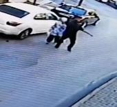 Pazardan d&ouml;nen yaşlı kadına sokak ortasında saldırdı! Vurup ka&ccedil;tığı an kamerada