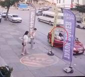 16 yaşındaki kızlara laf atanları uyardı, tekme tokat d&ouml;v&uuml;ld&uuml;!