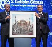 Erdoğan&rsquo;a Ayasofya&rsquo;nın yeniden a&ccedil;ılışını simgeleyen tablo hediye edildi