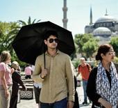 İstanbul'da sıcak hava etkili oldu: Turistler g&ouml;lge ve şemsiyeye sığındı