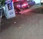 Londra'da film gibi soygun: ATM'yi &ccedil;eki&ccedil;le par&ccedil;alayıp arabayla yerinden s&ouml;kt&uuml;ler