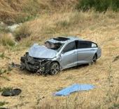 Tarlaya u&ccedil;an otomobilin s&uuml;r&uuml;c&uuml;s&uuml; &ouml;ld&uuml;