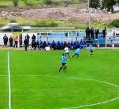 Futbol ma&ccedil;ında inanılmaz an! Top trafik kazasına neden oldu