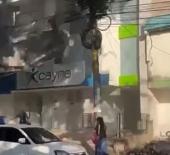 Kabus anları kamerada: Bina cephesi insanların &uuml;zerine &ccedil;&ouml;kt&uuml;
