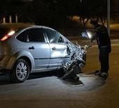 Motosiklet otomobile ok gibi saplandı: 1 &ouml;l&uuml;, 1 yaralı