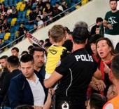 Ankara'da utan&ccedil; gecesi! Fenerbah&ccedil;e formalı minik taraftara &ccedil;irkin saldırı