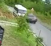 Zonguldak'ta iş&ccedil;i servisiyle otomobil kafa kafaya &ccedil;arpıştı!