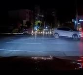 Bursa'da kırmızı ışıkta ge&ccedil;en otomobil motosiklete &ccedil;arptı