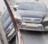Hatay'da kazayı &ouml;ng&ouml;r&uuml;p kayda girdi, ka&ccedil;an s&uuml;r&uuml;c&uuml;y&uuml; canı pahasına durdurdu!