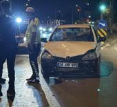 Eskişehir'de otomobil ile motosiklet &ccedil;arpıştı: Yaralılar var