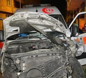 Hasta taşıyan ambulans ile otomobil &ccedil;arpıştı: 3 yaralı