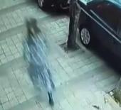 Sultangazi'de akılalmaz hırsızlık: Kadın kıyafetiyle girdiği evden altın &ccedil;aldı