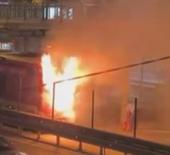 Seyir halindeki metrob&uuml;s alev alev yandı