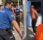 Esenler&rsquo;de kendini yaralayıp bı&ccedil;akla polislerin &uuml;zerine y&uuml;r&uuml;yen ş&uuml;pheli kamerada