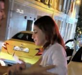 Karak&ouml;y&rsquo;de Kanadalı turisti &ouml;nce gasp ettiler sonra bı&ccedil;akla saldırdılar o anlar kamerada