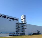Volkswagen'de kriz b&uuml;y&uuml;yor! 4 fabrika kapanabilir: 50 bin kişi işini kaybedecek