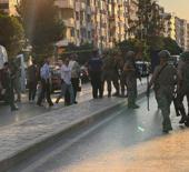 İzmir'de sıcak saatler! Bankaya silahlı soygun girişimi: &Ccedil;ok sayıda ekip sevk edildi