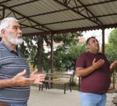 Antalya'da dikkat &ccedil;eken gelenek! Duvarın &ouml;n&uuml;ne ge&ccedil;en dua ediyor 