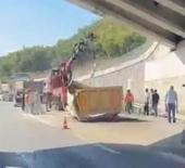 &Ccedil;ekmek&ouml;y&rsquo;de hafriyat kamyonunun dorsesi &uuml;st ge&ccedil;ide &ccedil;arptı