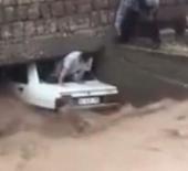 Sağanak yağışlar 4 ilimizde hayatı fel&ccedil; etti: Yollar g&ouml;le d&ouml;nd&uuml;, ara&ccedil;lar s&uuml;r&uuml;klendi