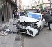Bayrampaşa'da savrulan otomobil berber d&uuml;kkanına daldı: 2&rsquo;si ağır, 5 yaralı