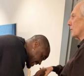 Emenike, Aziz Yıldırım'ı ziyaret etti ve elini &ouml;pt&uuml;