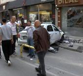 İstanbul'da feci kaza! Savrulan ara&ccedil; 4 kişiye &ccedil;arpıp d&uuml;kkana daldı!