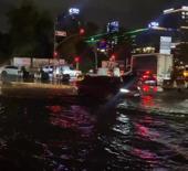 İstanbul'u sağanak vurdu: Yollar g&ouml;le d&ouml;nd&uuml;