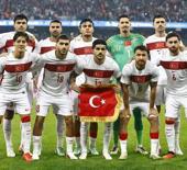 4-1'lik ma&ccedil;ta trib&uuml;nler sadece bir ismi alkışladı