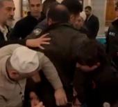 S&ouml;z&uuml;n bittiği yer: Ey&uuml;psultan Camii'nde silahlı kavga! Havaya ateş a&ccedil;tı