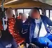 Minib&uuml;s şof&ouml;r&uuml;, yolcularla konuşurken kaza yaptı