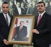 AK Parti'den &Ouml;zg&uuml;r &Ouml;zel'e tepki: Yeni Parti değil, yalanlar partisi