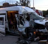 Arnavutk&ouml;y'de servis minib&uuml;s&uuml; kaza yaptı: 9 yaralı