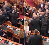 Arnavutluk'ta milletvekilleri birbirine girdi, yumruklar havada u&ccedil;uştu