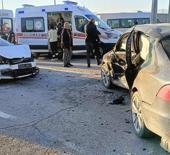 Malatya'da iki otomobilin &ccedil;arpıştığı kaza kamerada: 1'i ağır 6 yaralı