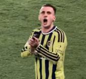 &Ouml;nce ıslık sonra alkış... Kerem Akt&uuml;rkoğlu'ndan Fenerbah&ccedil;e taraftarına olay hareket