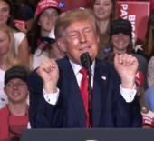 Trump'tan miting sırasında ilgin&ccedil; hareketler: Trans halterci taklidi yaptı!