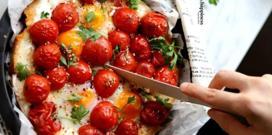 Sabah kahvaltısına peynirli yumurtalı ve domatesli ekmek keki nasıl yapılır? 